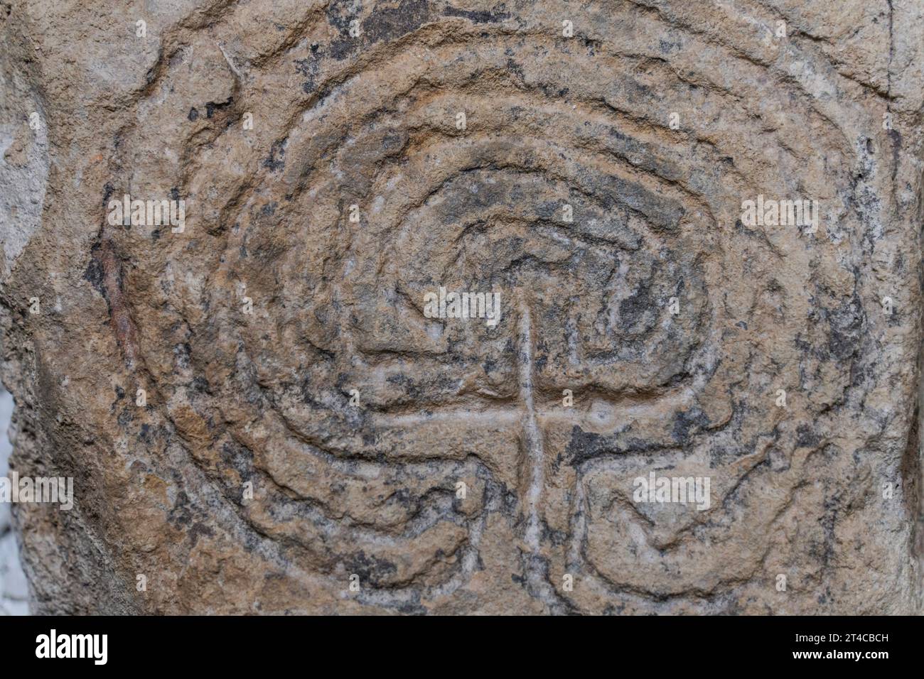 Labyrinthstele, 8.-11. Jahrhundert, Labyrinth in Stein eingraviert, Weg der Vollkommenheit für die Erlösung, romanische Kirche San Pantaleón, Museum der Preh Stockfoto