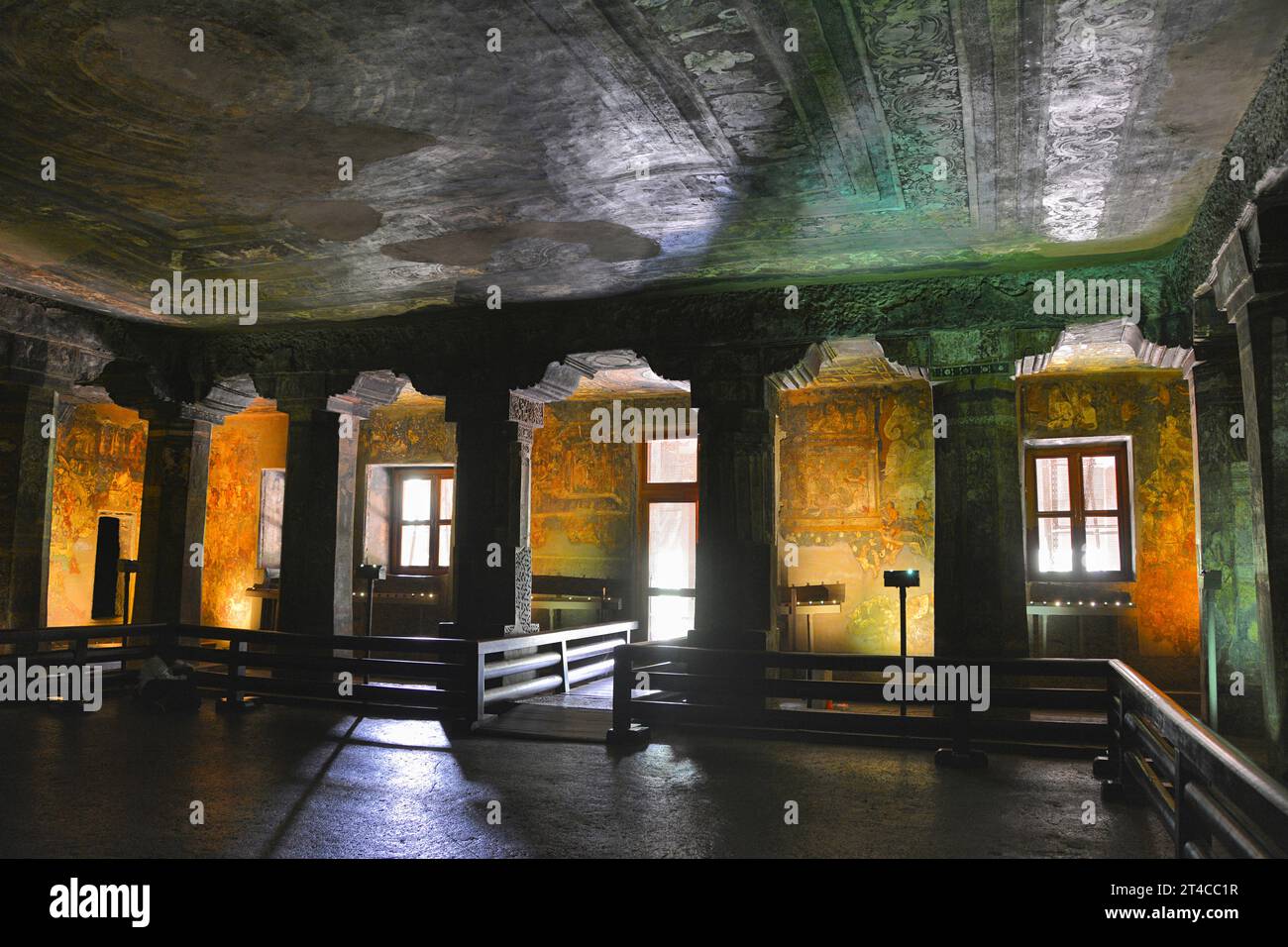 Höhle Nr. 2. Haupthalle in Richtung Eingangstür mit Jataka-Geschichten an der Innenwand. Ajanta Caves, Aurangabad, Maharashtra, Indien Stockfoto