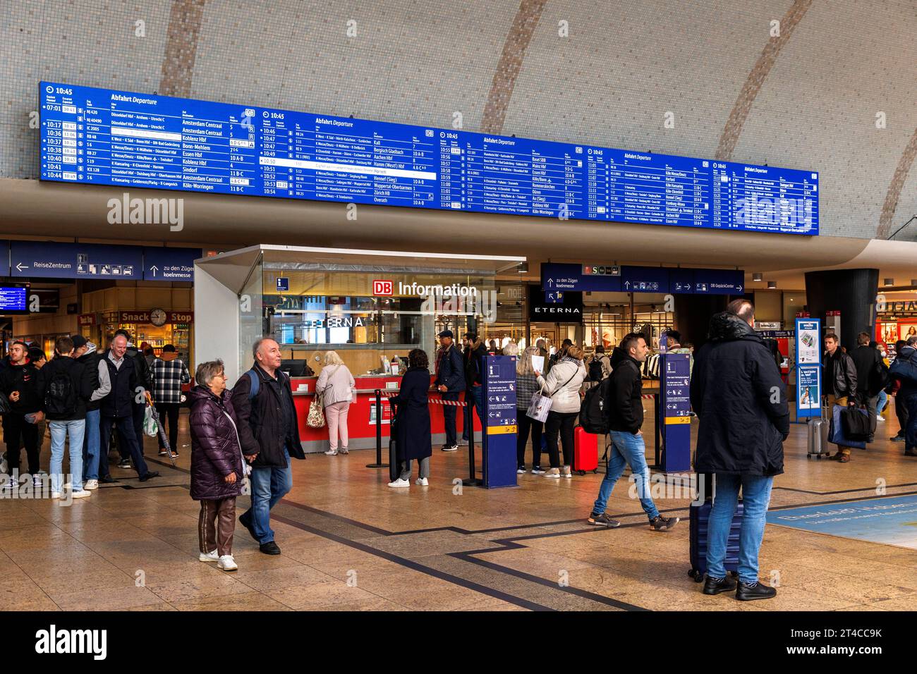 17 Meter lange LED-Anzeigetafel in der Eingangshalle des Kölner Hauptbahnhofs. 17 Meter lange LED-Anzeigentafel in der Eingangshalle im Stockfoto