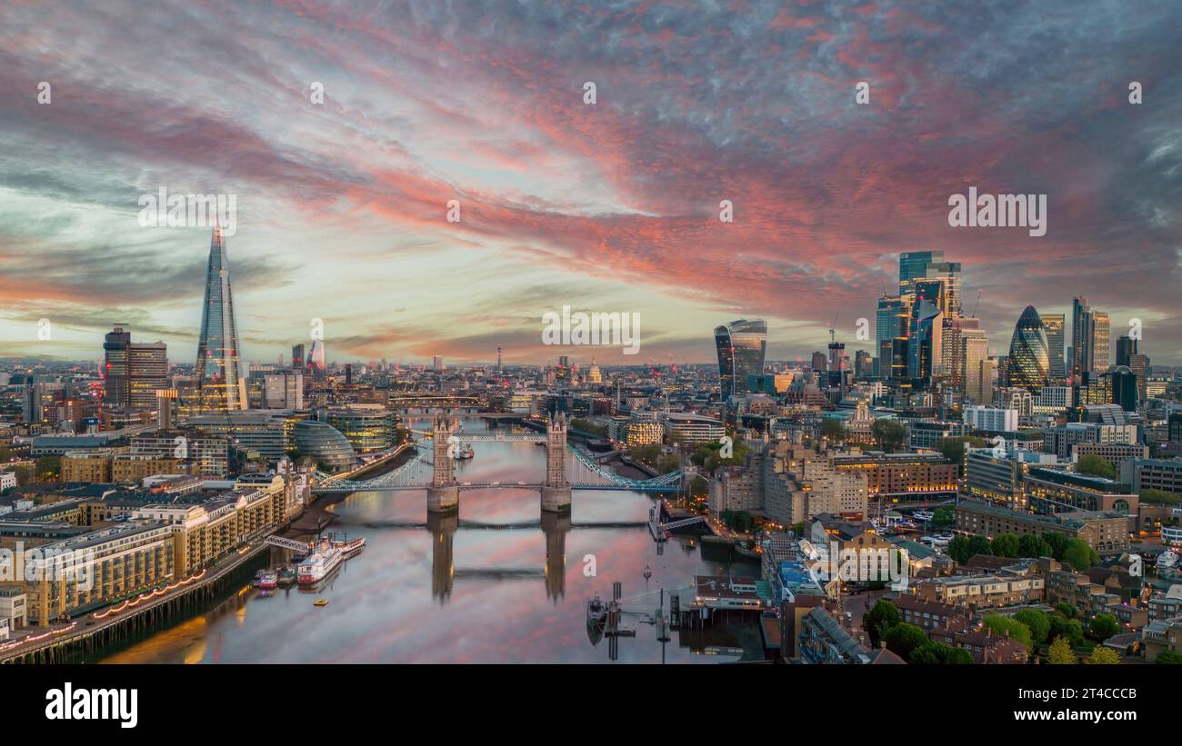 London aus der Vogelperspektive bei Sonnenuntergang mit Blick über die Tower Bridge in Richtung Stadt, Shard und Bahnhof London Bridge. . Ruhiges Wasser und farbenfroher Himmel. Stockfoto