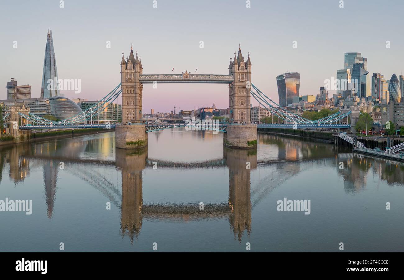 Tower Bridge London spiegelt sich in der themse, aus der Vogelperspektive mit Blick auf die themse in Richtung Stadt und Shard. Stockfoto