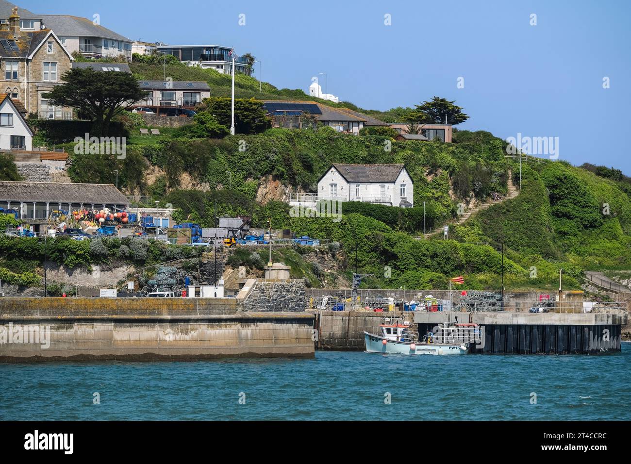 Ein kleines Fischerboot PW15 fährt in den malerischen Newquay Harbour in Newquay in Cornwall, Großbritannien. Stockfoto