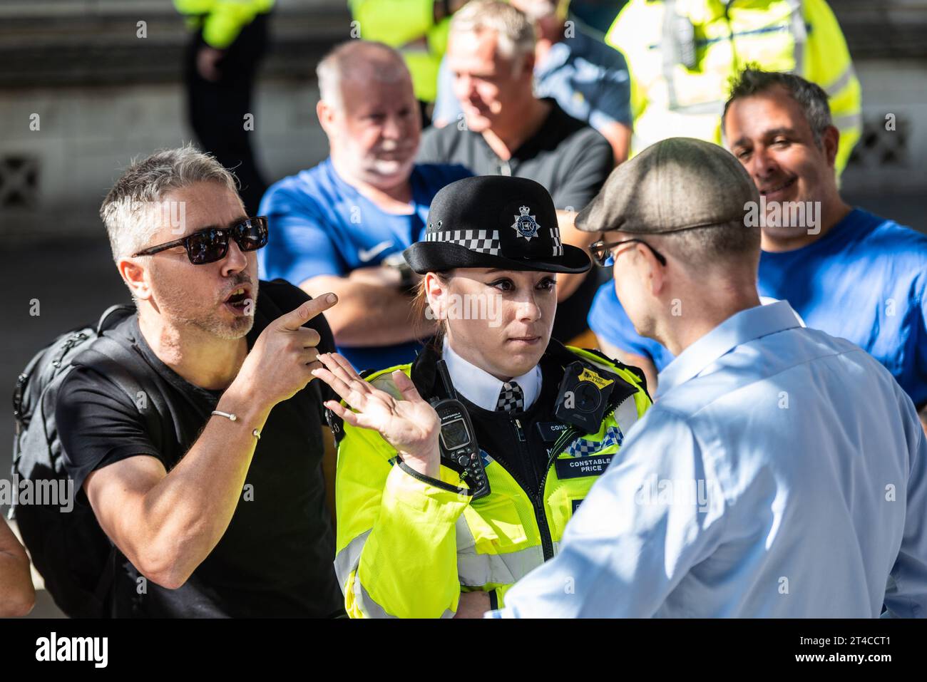 Attraktive Polizistin, die gegnerische Demonstranten vor dem Obersten Gerichtshof des Vereinigten Königreichs in Westminster, London, Großbritannien, trennt. Brexit-Gegner Stockfoto