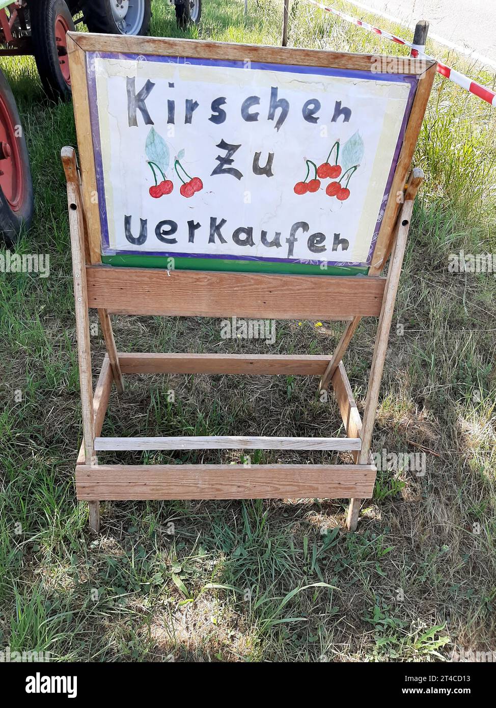 Schild im Anbaugebiet: Kirschen zum Verkauf - Direktmarketing , Deutschland, Hessen Stockfoto
