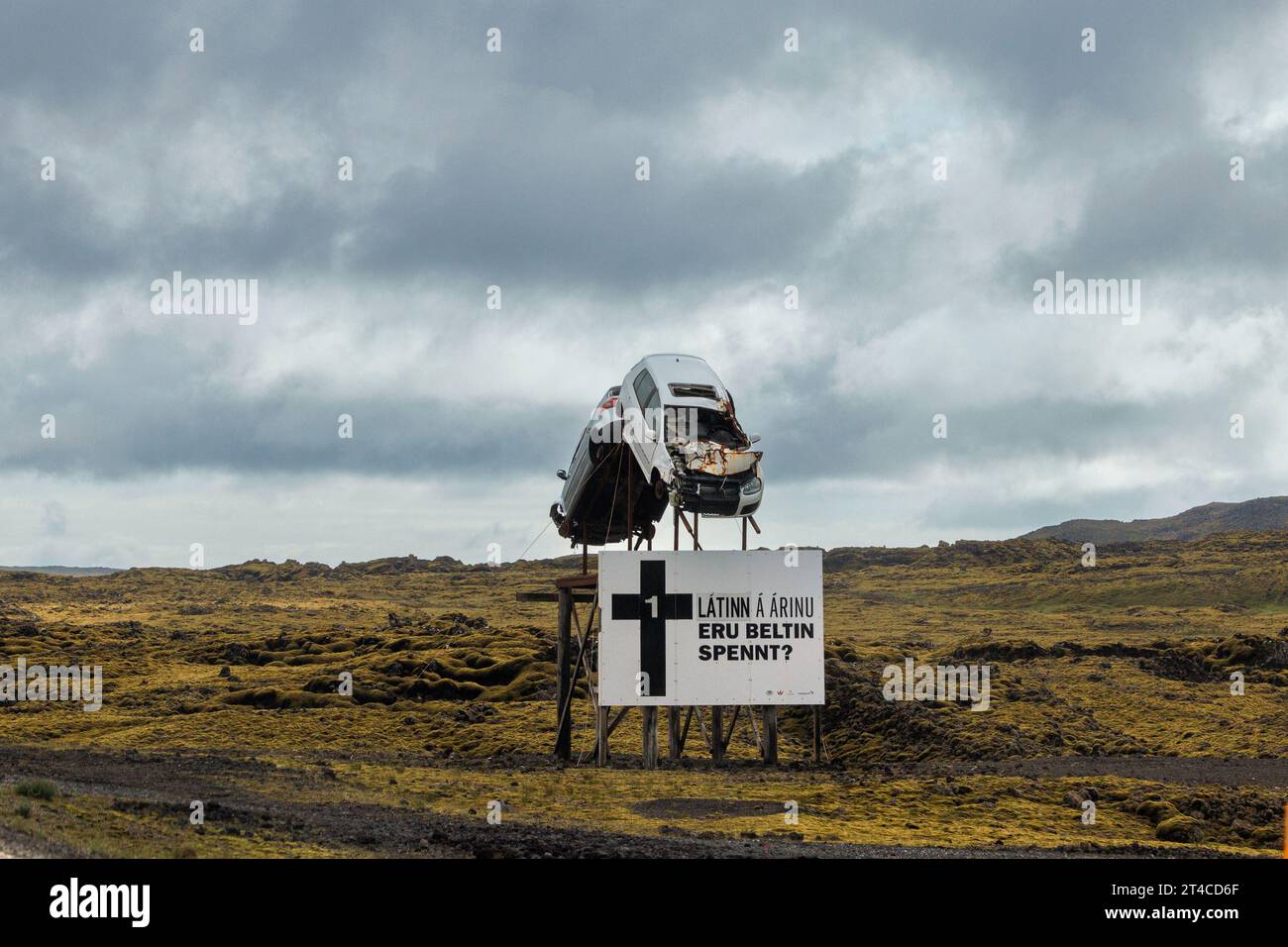 Autounfälle am Straßenrand als Erinnerung an die Sicherheitsgurtpflicht, Island, Sudurland, Laugarvatnsvegur Stockfoto
