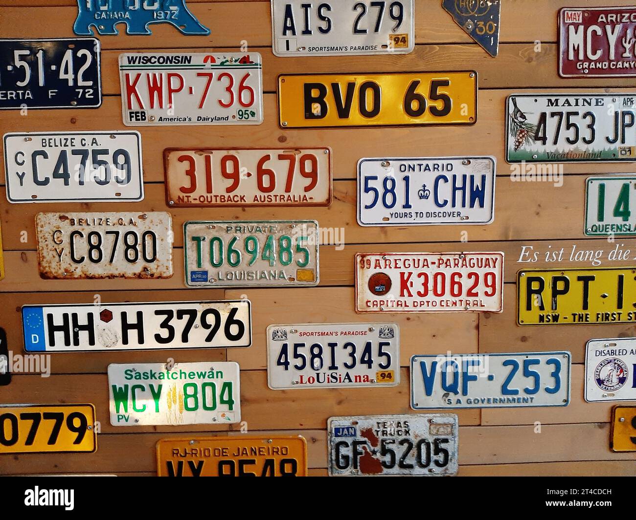 Internationale Nummernschilder auf einer Holztafel Stockfoto