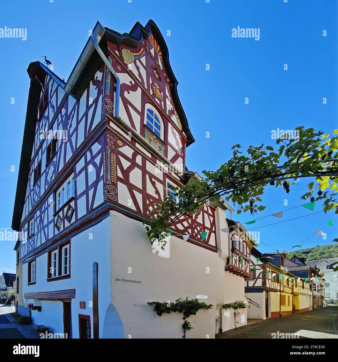 Storchenhaus, Fachwerkhaus mit Schnitzereien, Deutschland, Rheinland-Pfalz, Bremm Stockfoto