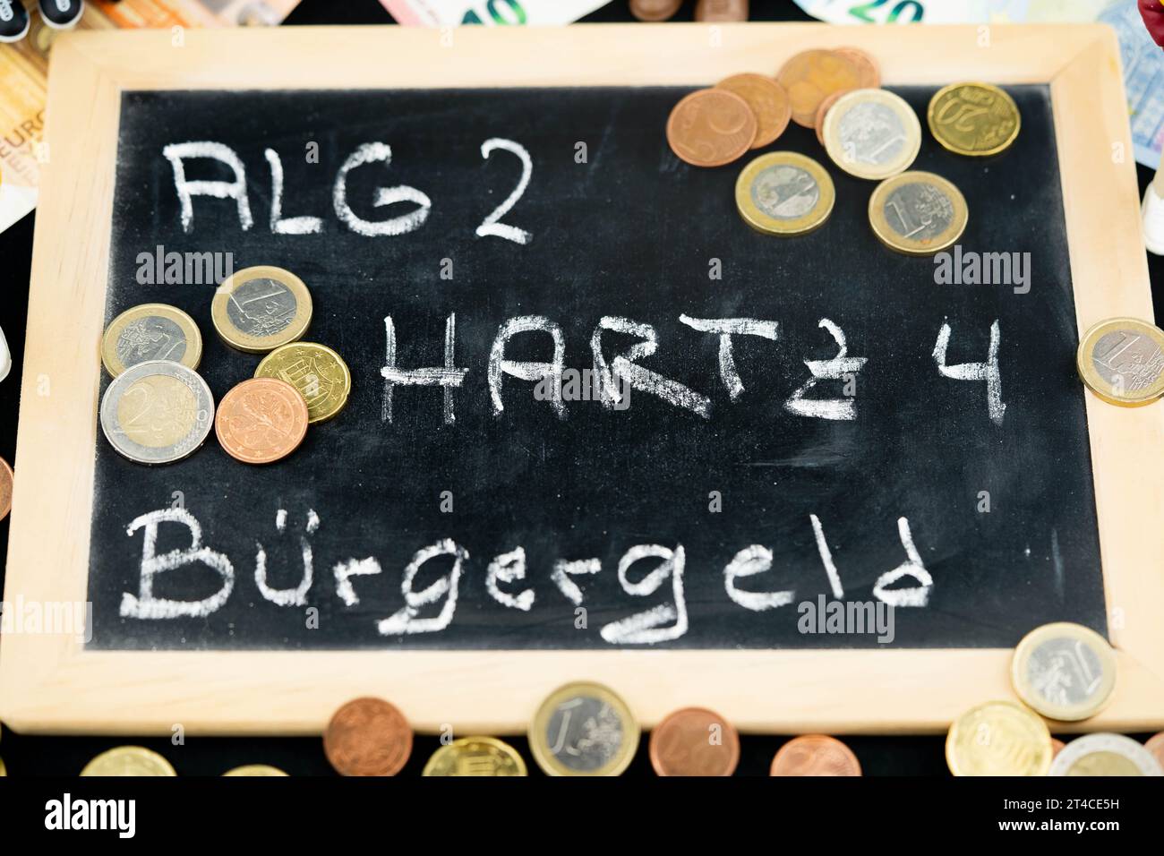 Tafel mit Alg 2, Hartz 4, Buergergeld - Bürgerdividende Stockfoto