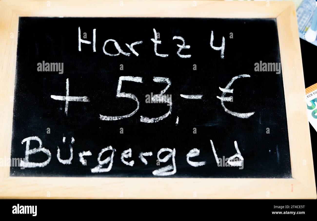 Tafelbuchstabe Hartz 4, Buergergeld - Bürgerdividende, Kostenerhöhung Stockfoto