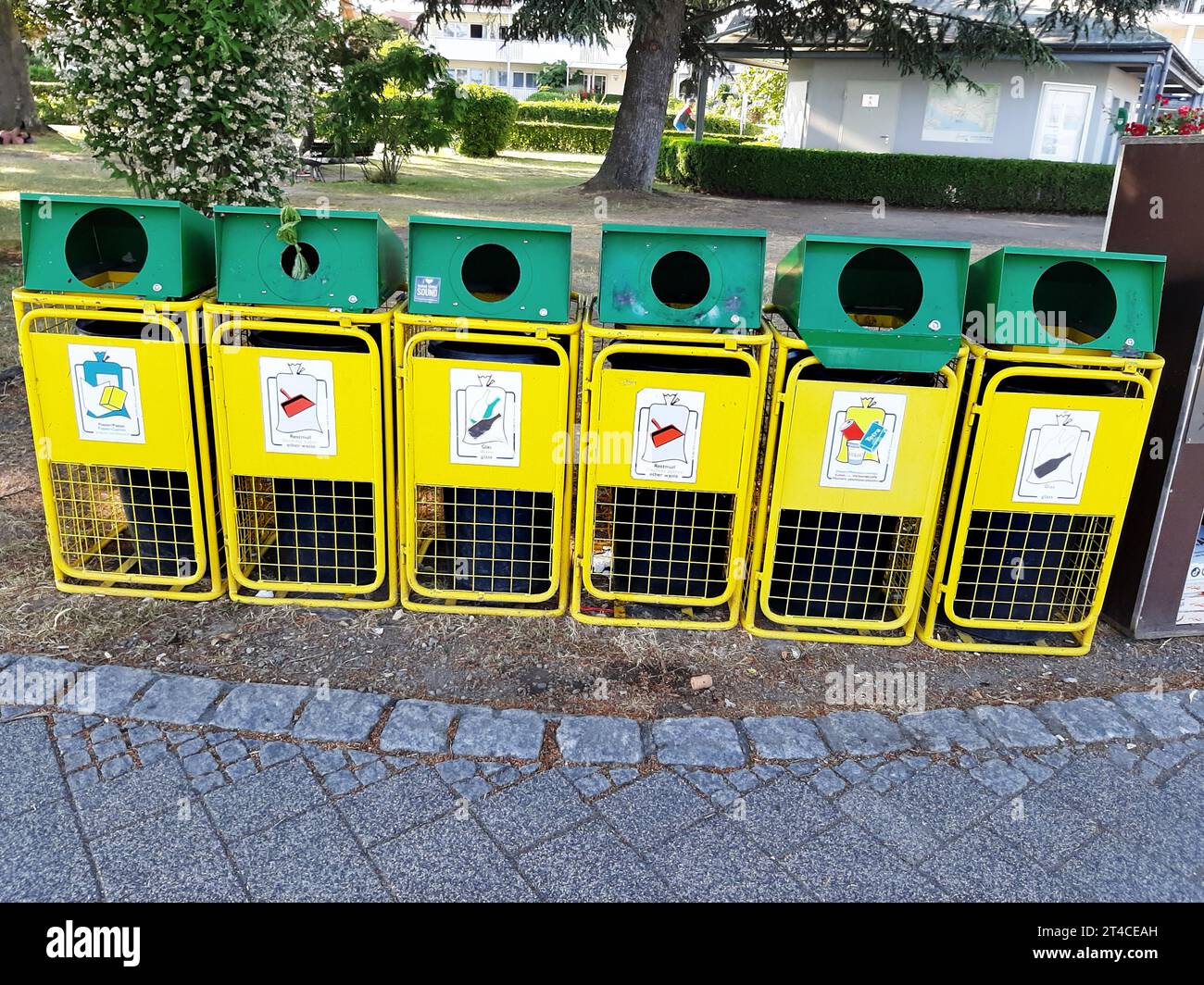 Behälter zur Trennung von Wertstoffen in einem Park , Deutschland Stockfoto