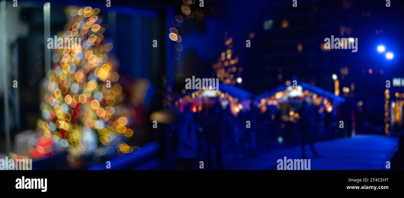 Verschwommener Urlaubshintergrund mit Bokeh. Defokussierte Neujahrs- und Weihnachtsbeleuchtung. Stockfoto