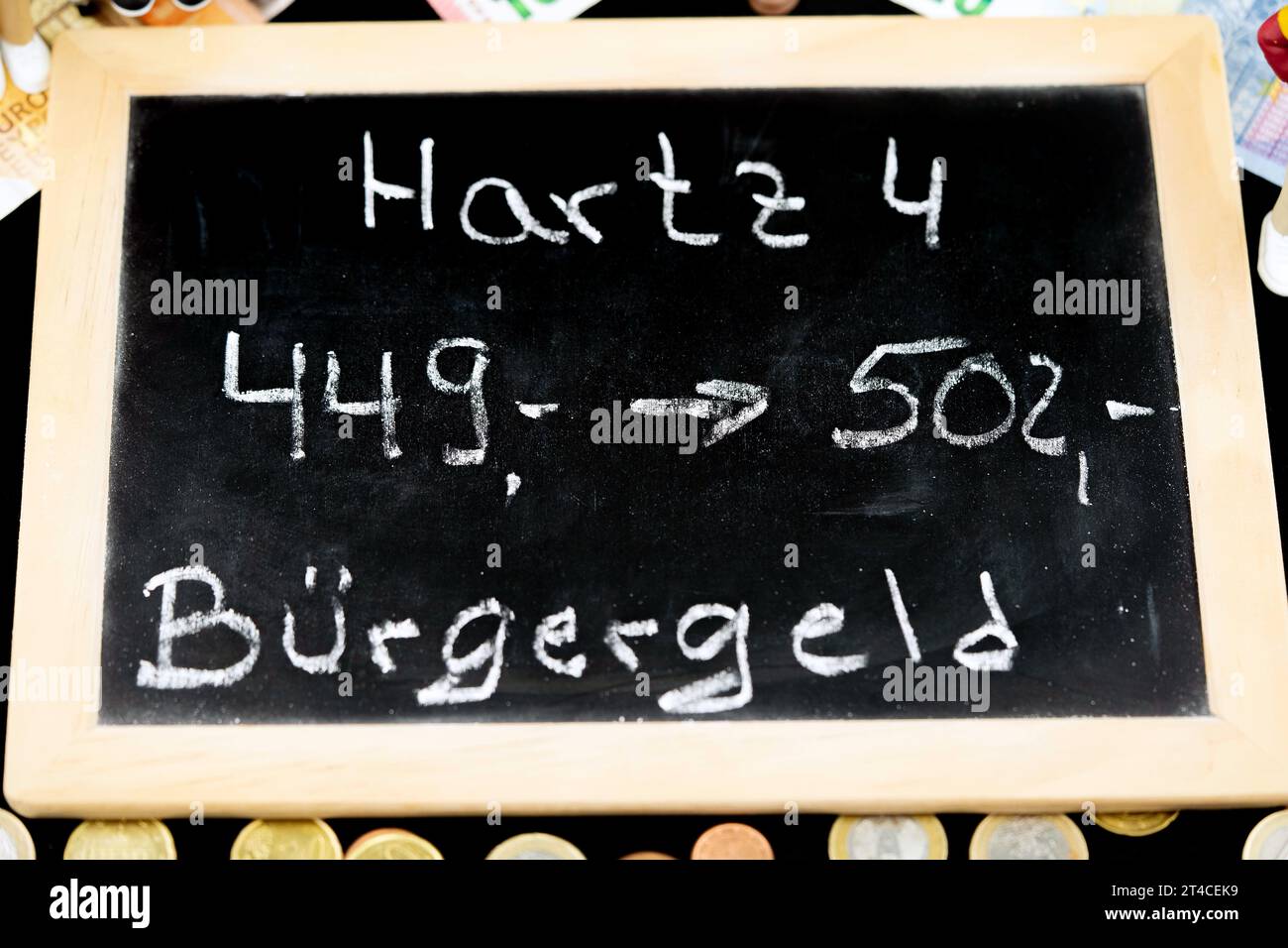 Tafelbuchstabe Hartz 4, Buergergeld - Bürgerdividende, Kostenerhöhung Stockfoto