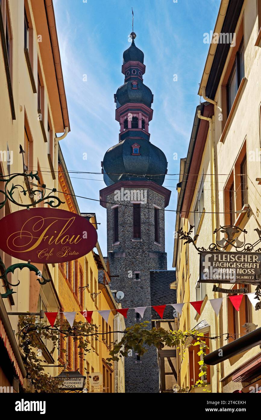 Kirchturm der Pfarrkirche St. Martin in einer engen Gasse in der Altstadt, Deutschland, Rheinland-Pfalz, Cochem Stockfoto