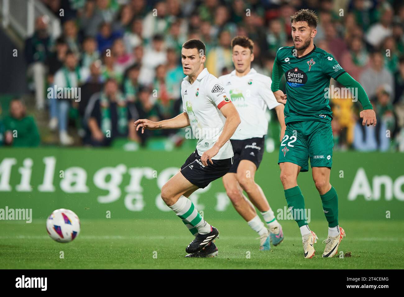 Alvaro Mantilla vom Real Racing Club duelliert um den Ball mit Iker Losada vom Racing Club Ferrol während des LaLiga Hypermotion Matches zwischen Real Racing Stockfoto