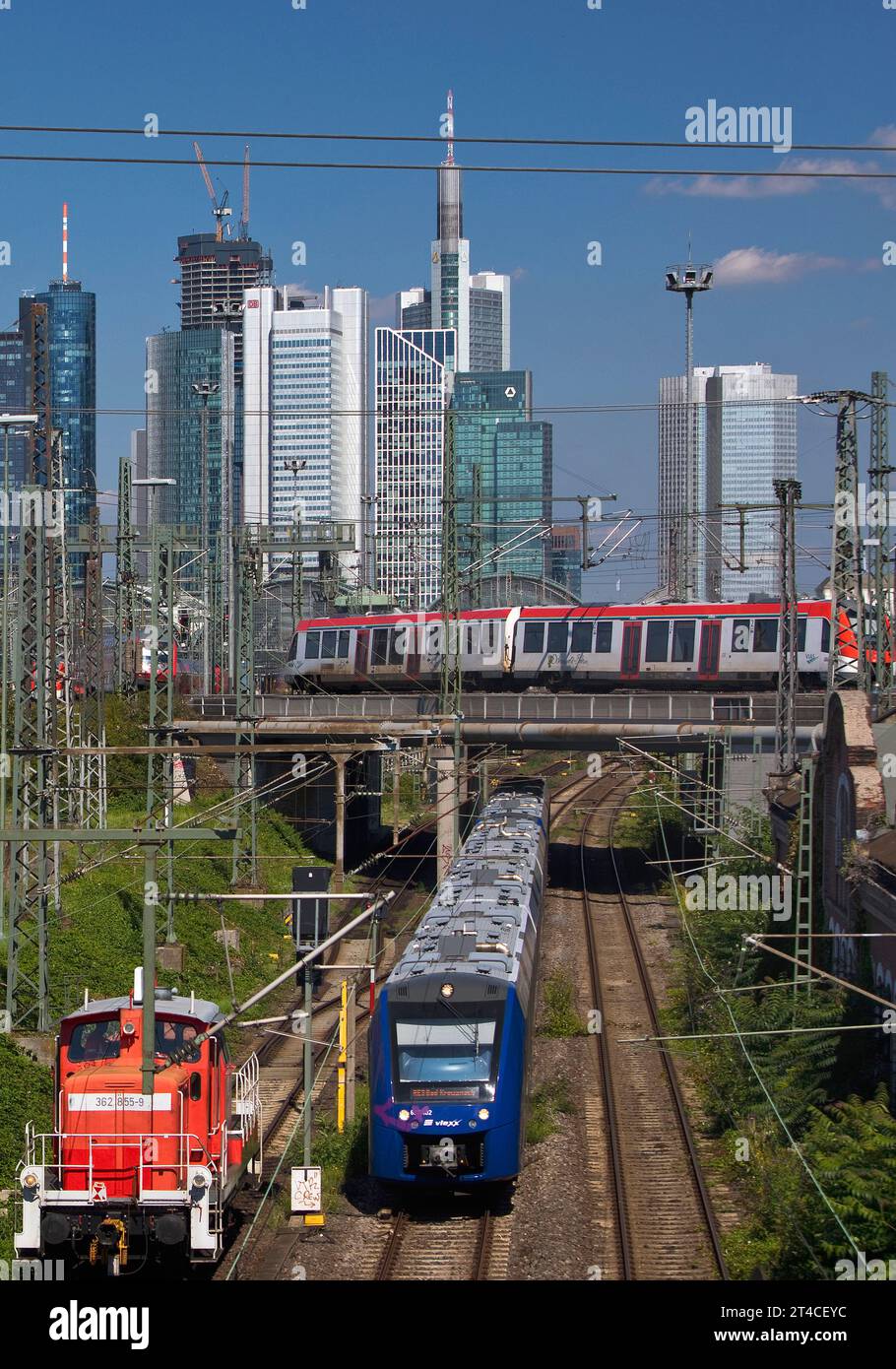 Bahnverkehr vor der Frankfurter Skyline, Deutschland, Hessen, Frankfurt am Main Stockfoto