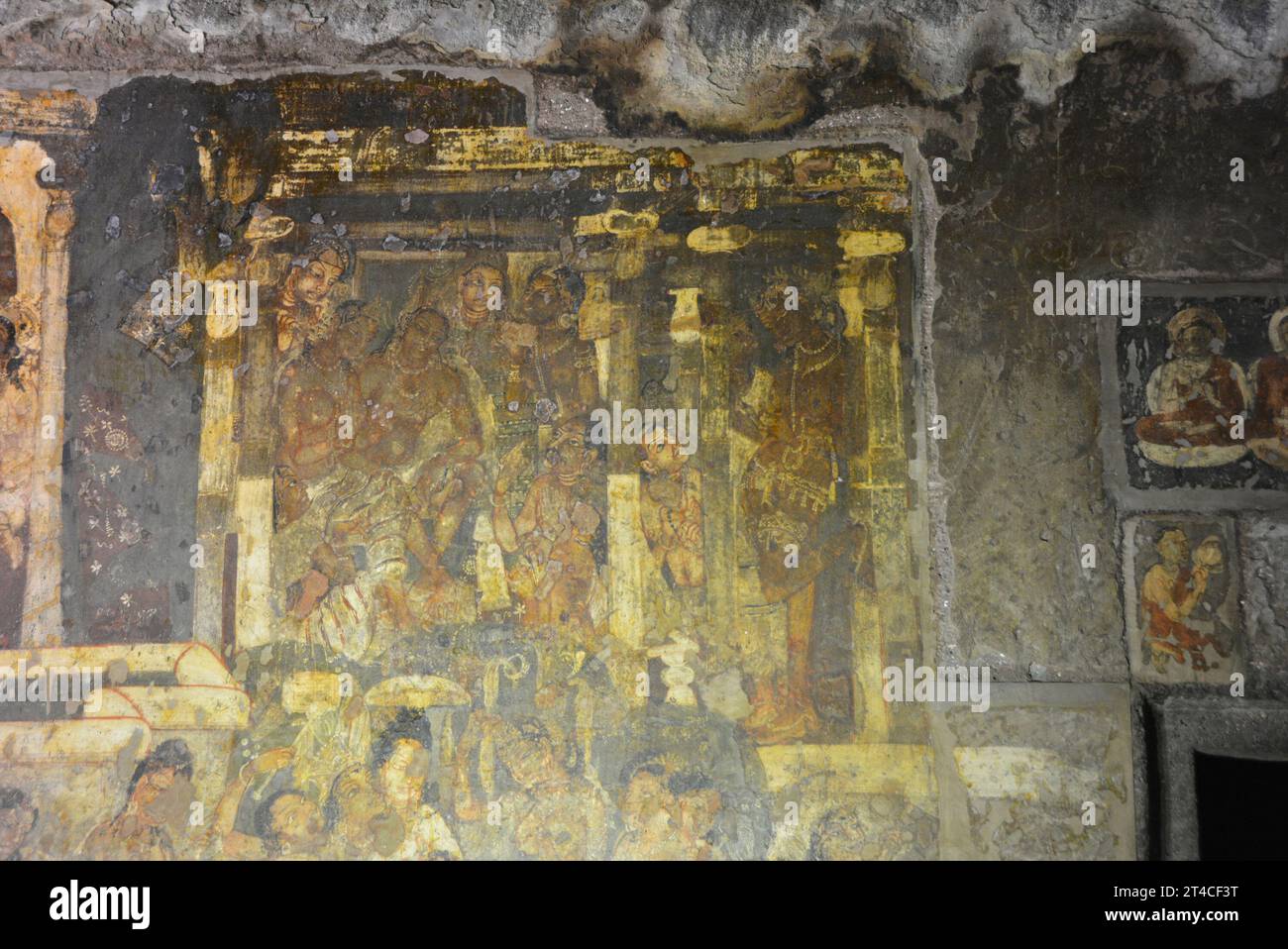 Höhle Nr. 2. An der linken Wand befindet sich die Tafel, die die wundersame Geburt Buddhas darstellt. Königin mit ihrem Mann, König Suddhodana, sagt dem Hof eine Stockfoto