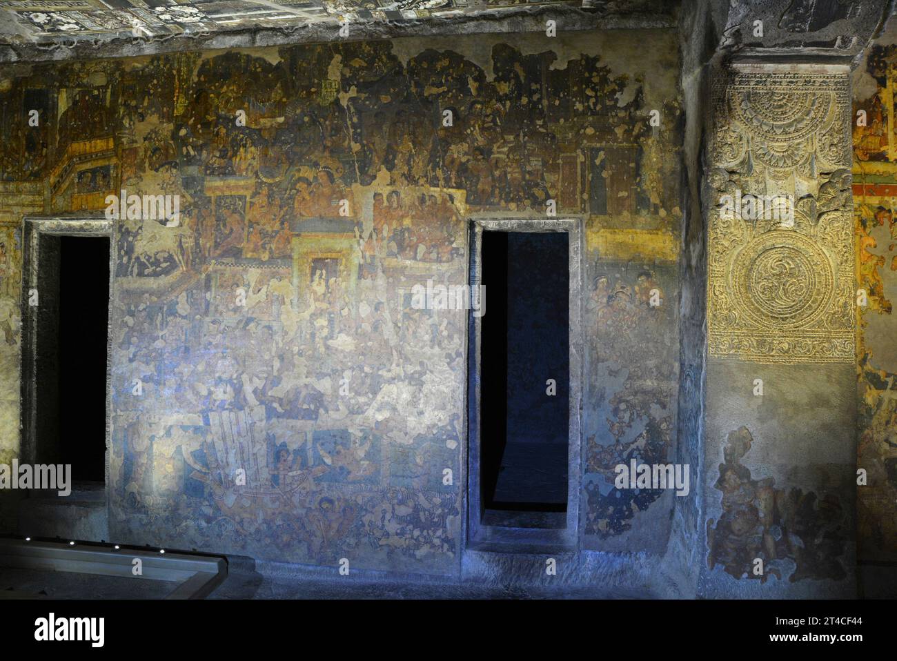 Höhle Nr. 2. Die rechte Wand zeigt Purna Vadhana Jataka, die von der Seereise spricht. Ajanta Caves, Aurangabad, Maharashtra, Indien Stockfoto