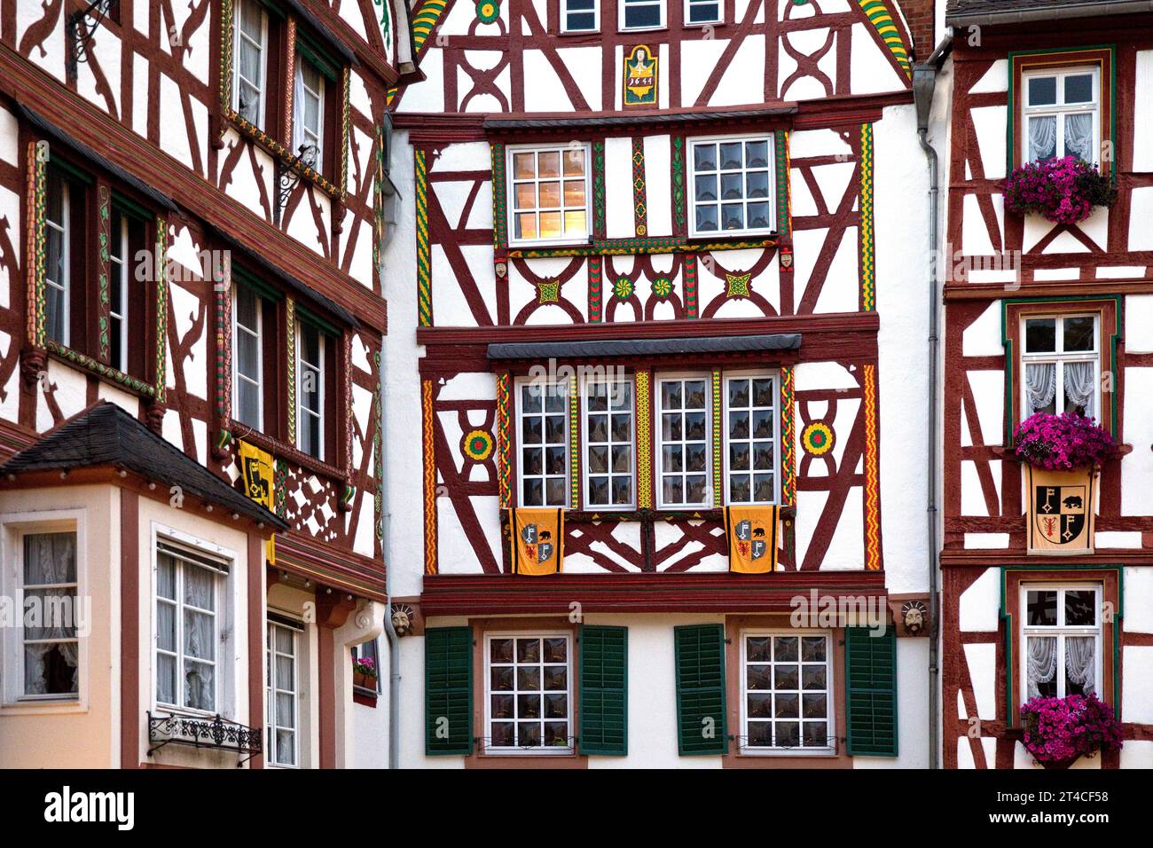 Fassaden von Fachwerkhäusern auf dem mittelalterlichen Marktplatz, Deutschland, Rheinland-Pfalz, Bernkastel-Kues Stockfoto