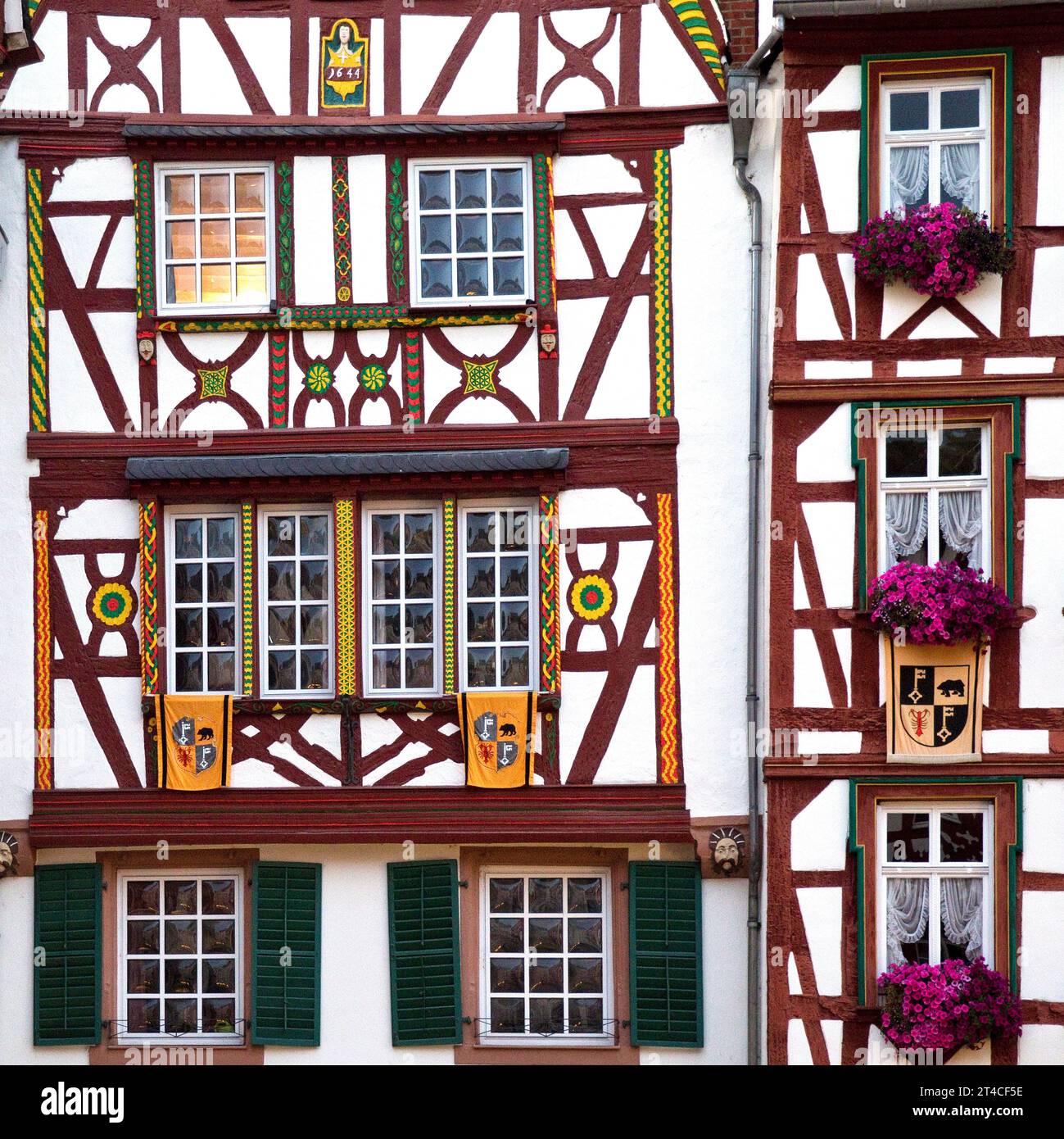 Fassaden von Fachwerkhäusern auf dem mittelalterlichen Marktplatz, Deutschland, Rheinland-Pfalz, Bernkastel-Kues Stockfoto