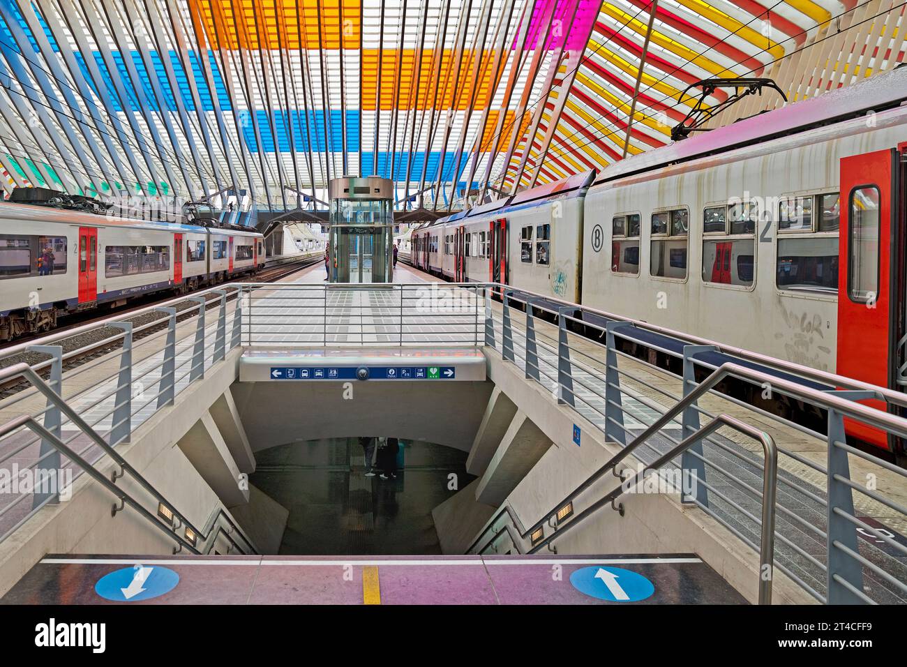 Bahnhof Lüttich-Guillemins im modernen Industriestil, Bahnsteig und Treppen, Belgien, Wallonie, Luettich Stockfoto