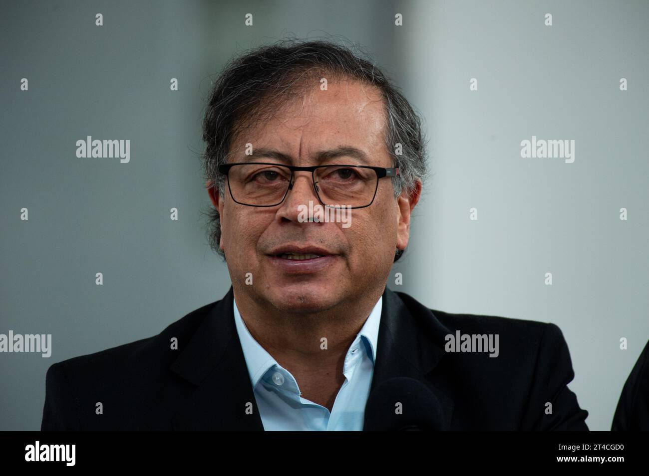 Der kolumbianische Präsident Gustavo Petro spricht bei den kolumbianischen Regionalwahlen in Bogota am 29. Oktober 2023 vor den Medien. Stockfoto