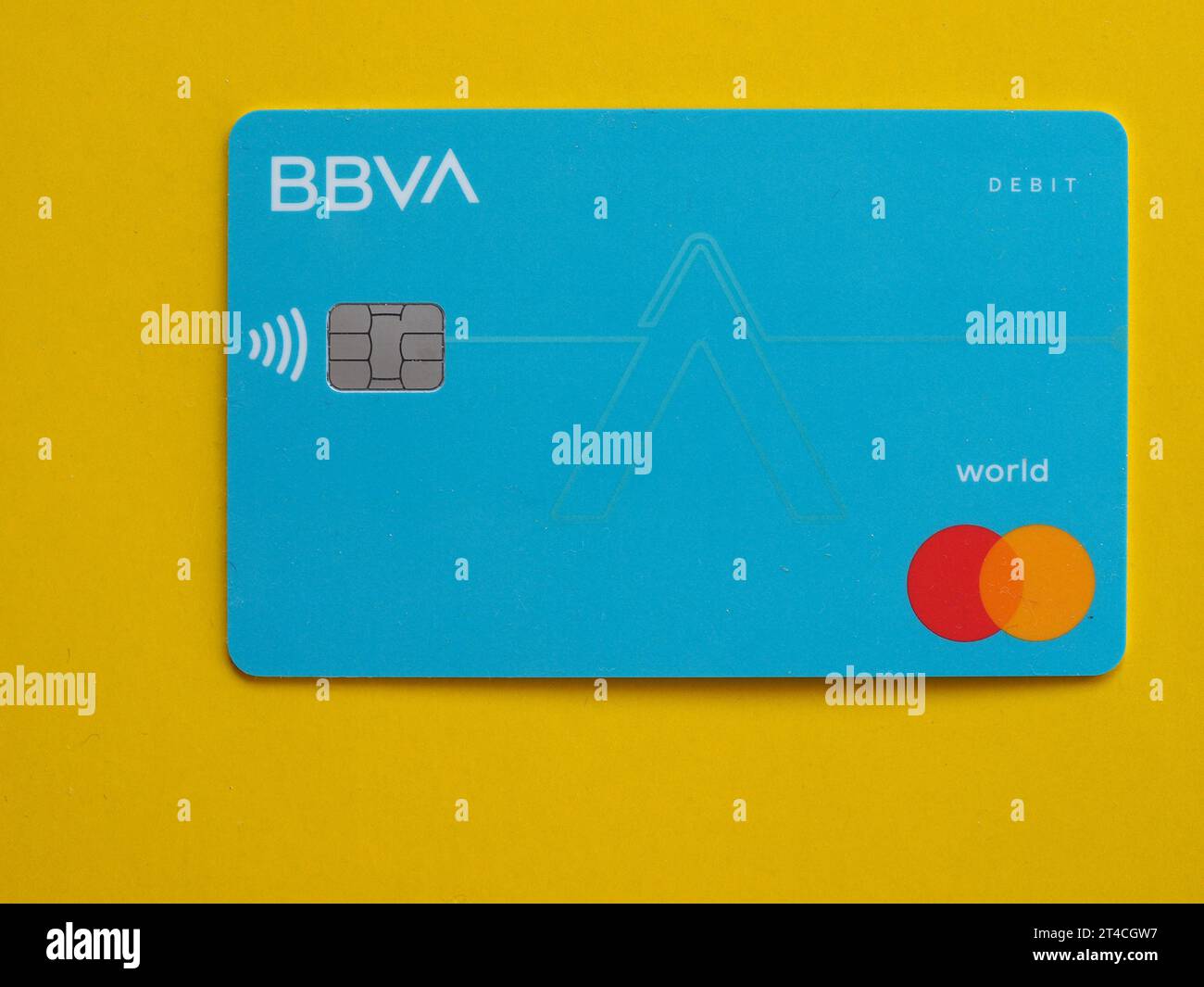 MAILAND, ITALIEN - 28. OKTOBER 2023: BBVA Banco Bilbao Vizcaya Argentaria MasterCard Debitkarte Stockfoto