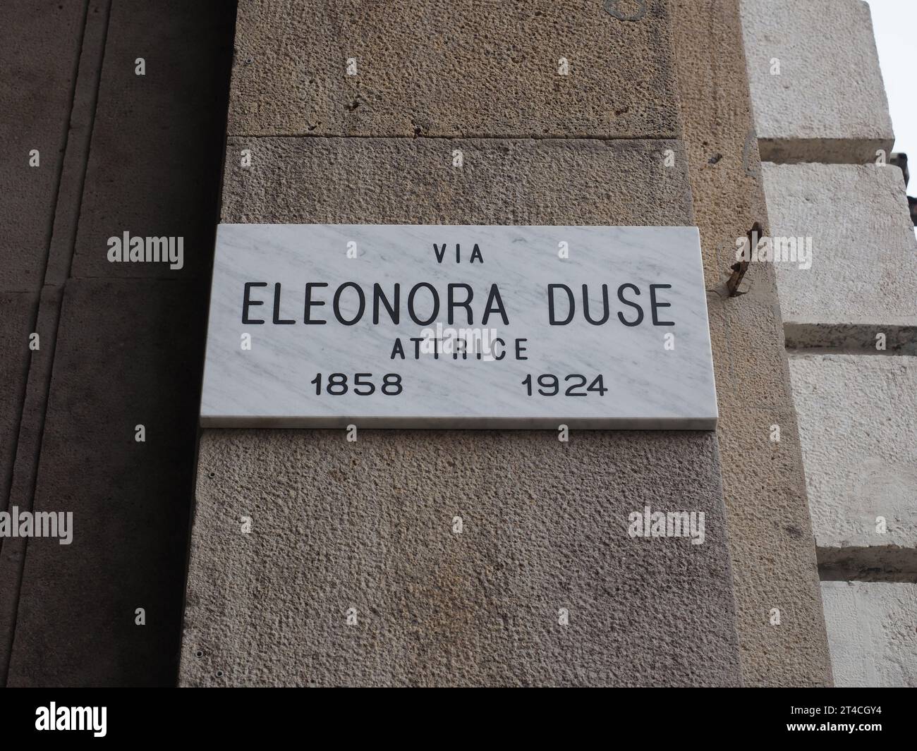TURIN, ITALIEN - 6. OKTOBER 2023: Via Eleonora Duse Attrice Übersetzung Schauspielerin Straßenschild Stockfoto