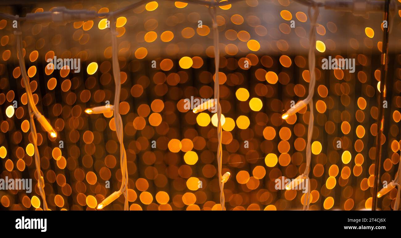 Verschwommener Urlaubshintergrund mit Bokeh. Defokussierte Neujahrs- und Weihnachtsbeleuchtung Stockfoto