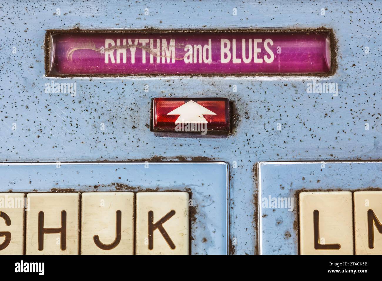 Nahaufnahme einer Vintage-Jukebox mit einem Textlabel Rhytm and Blues Stockfoto