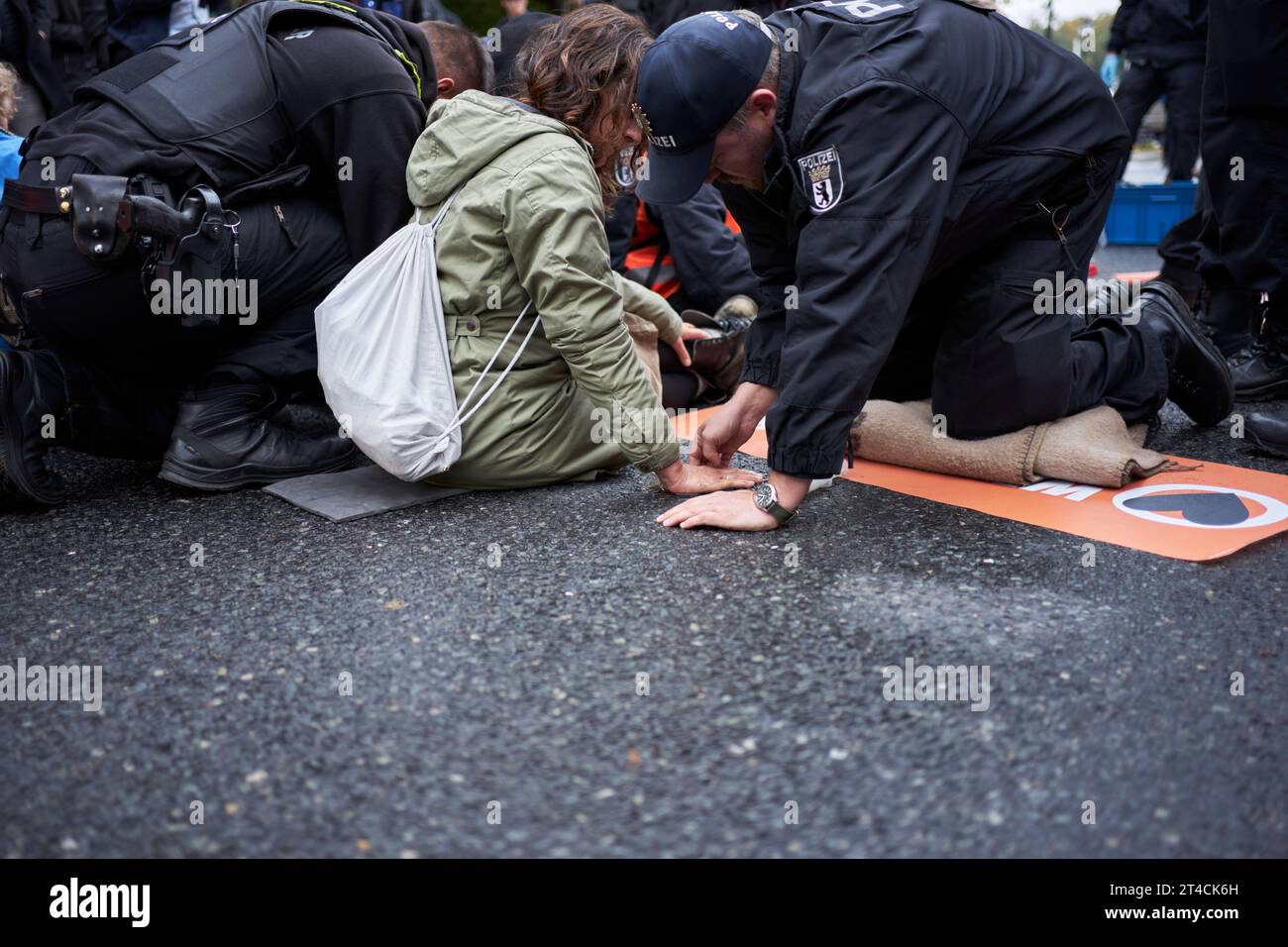 Samstag, 28. Oktober 2023 Klimaaktivisten demonstrieren und blockieren die Straße der 17. Juni in Berlin. Nachdem die Polizei bekannt gegeben hat, dass die Nordstraße Stockfoto