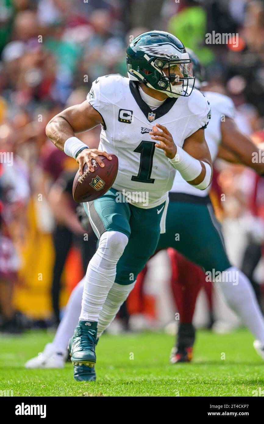 Landover, MD, USA. Oktober 2023. Philadelphia Eagles Quarterback Jalen Hurts (1) leitet den Ball während des Spiels zwischen den Philadelphia Eagles und den Washington Commanders in Landover, MD. Reggie Hildred/CSM (Bild: © Reggie Hildred/Cal Sport Media). Quelle: csm/Alamy Live News Stockfoto