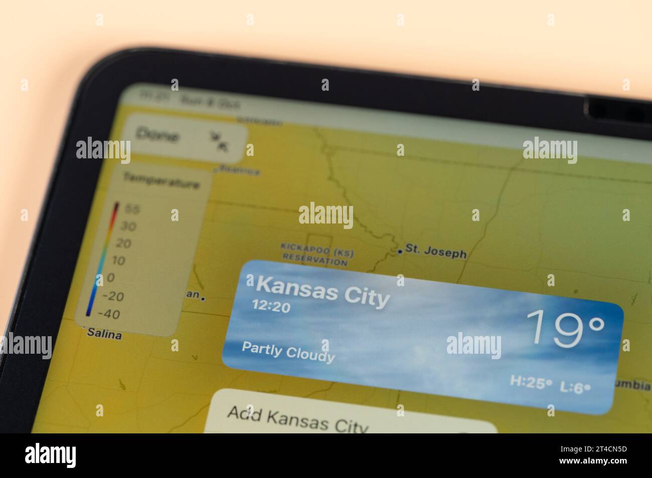 New York, USA – 8. Oktober 2023: Überprüfung der Temperatur außerhalb von Kansas City mit der Online-App ipad Tablet-Bildschirm Nahansicht Stockfoto