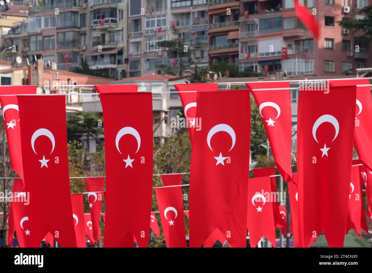 Viele türkische Fahnen mit Gebäudehintergrund. Türkei Nationaltag republik Tag Indepence Tag Konzept. Stockfoto