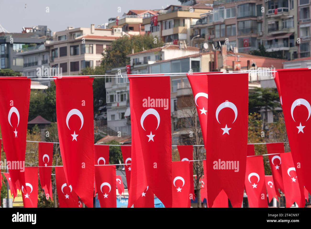 Viele türkische Fahnen mit Gebäudehintergrund. Türkei Nationaltag republik Tag Indepence Tag Konzept. Stockfoto