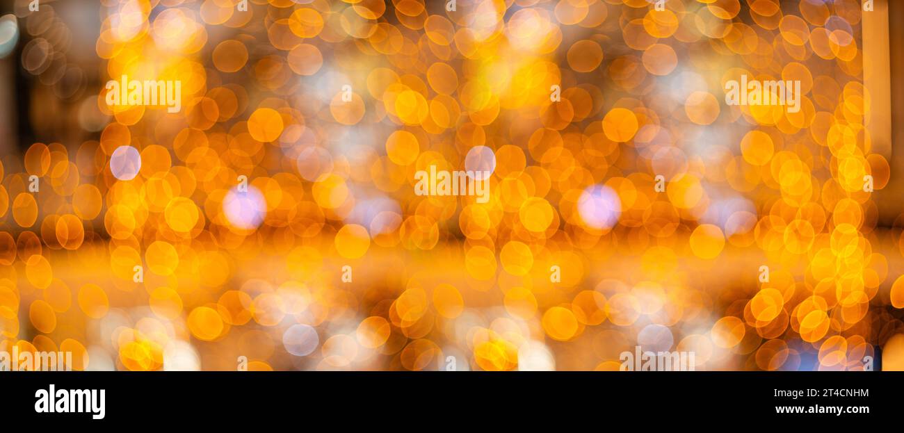 Verschwommener Urlaubshintergrund mit Bokeh. Unkonzentrierte Neujahrs- und Weihnachtsbeleuchtung. Hochwertige Fotos Stockfoto