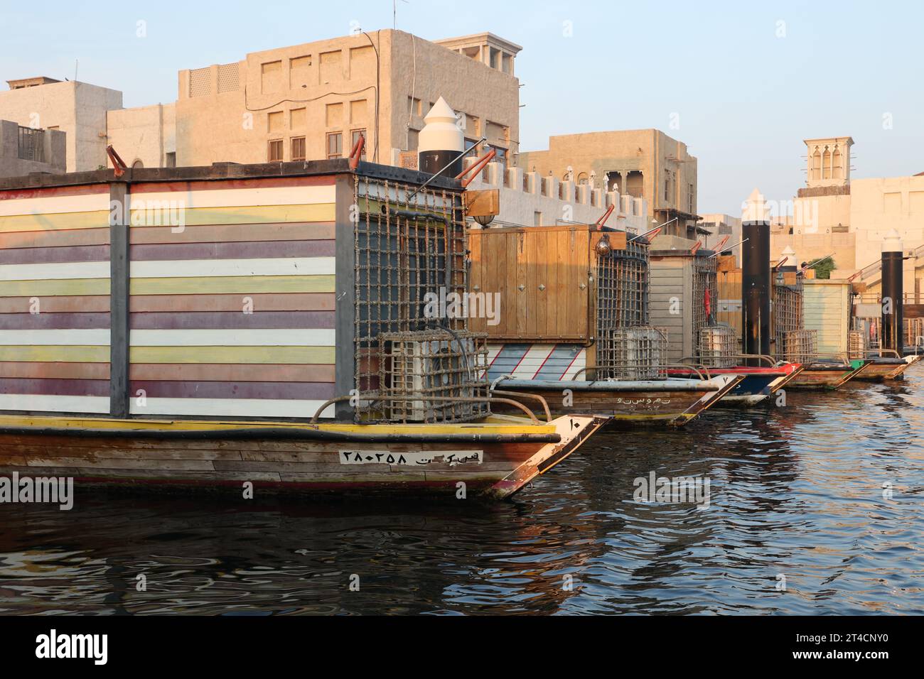Oktober 2023, Dubai, VAE. Ein früher Morgen ab Dubai Abra mit traditionellem Gebäude und Booten. Es ist ein gewöhnlicher Mann-Reisemodus und für Touristen. Stockfoto