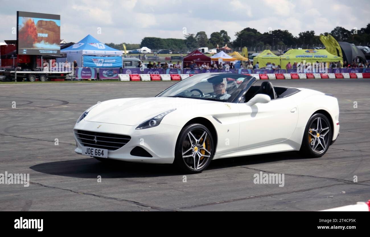 Ein White 2016, Ferrari California T, wurde in der Supercar Showdown Arena auf der British Motor Show 2023 vorgeführt Stockfoto