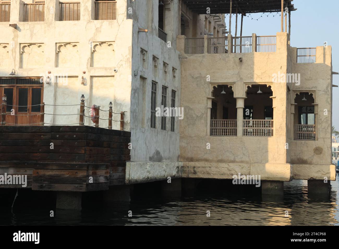 Oktober 2023, Dubai, VAE. Ein früher Morgen ab Dubai Abra mit traditionellem Gebäude und Booten. Es ist ein gewöhnlicher Mann-Reisemodus und für Touristen. Stockfoto