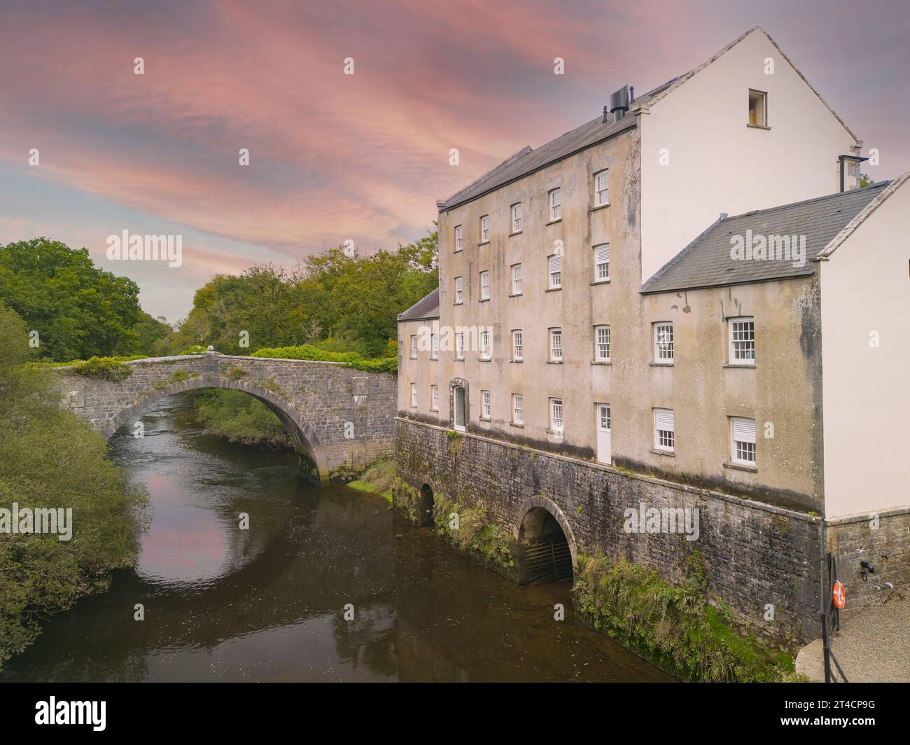 Aus der Vogelperspektive von Blackpool Mill am Cleddau River, in der Nähe von Robeston Wathen, Pembrokeshire, Wales, Großbritannien Stockfoto
