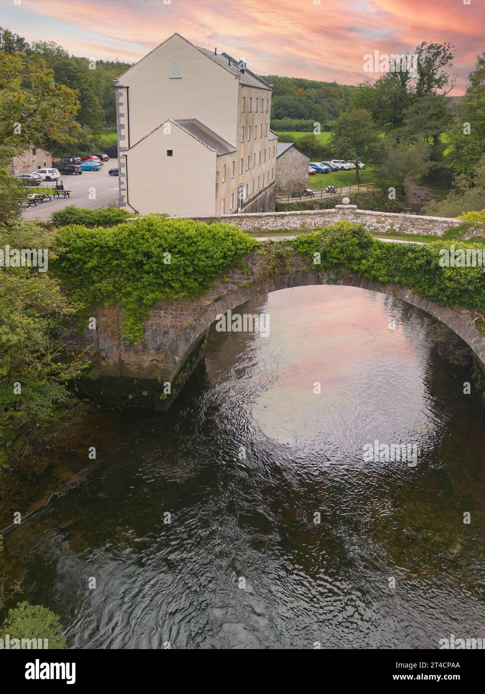 Aus der Vogelperspektive von Blackpool Mill am Cleddau River, in der Nähe von Robeston Wathen, Pembrokeshire, Wales, Großbritannien Stockfoto
