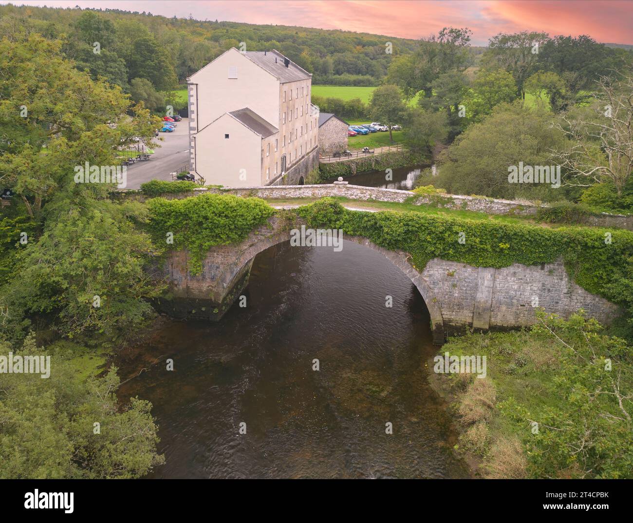 Aus der Vogelperspektive von Blackpool Mill am Cleddau River, in der Nähe von Robeston Wathen, Pembrokeshire, Wales, Großbritannien Stockfoto