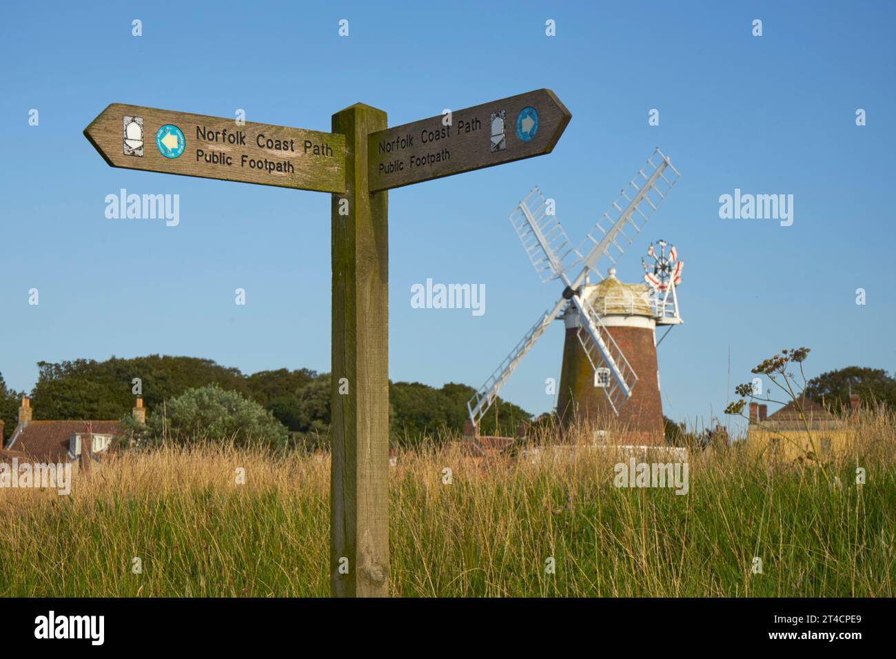 Cley Windmill von Norfolk Coastpath mit Coastpath-Schild in der Nähe von Blakeney, Norfolk Stockfoto