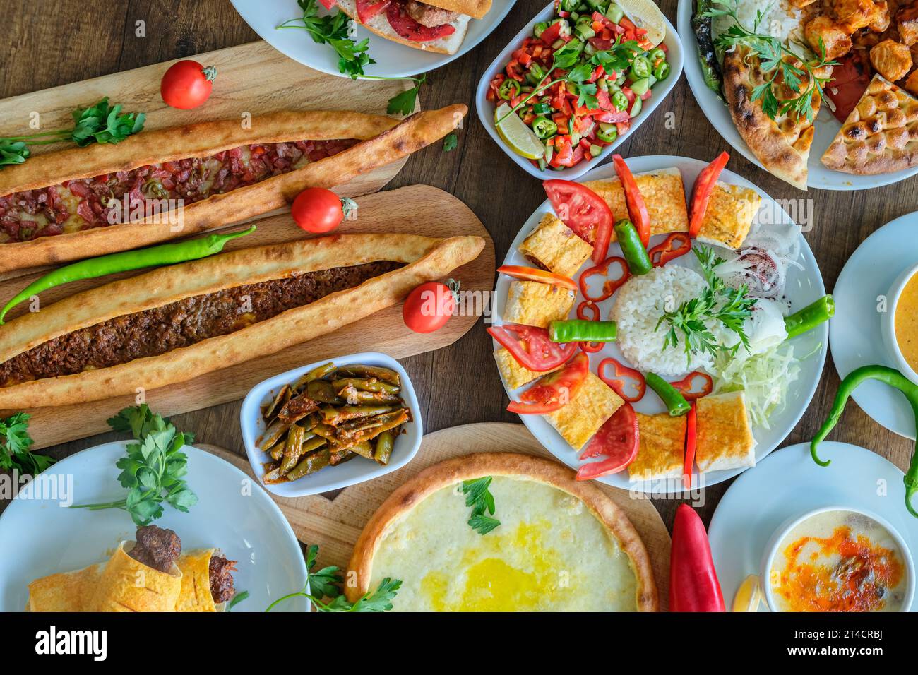 Verschiedene Fleischgerichte und türkisches Gebäck Stockfoto