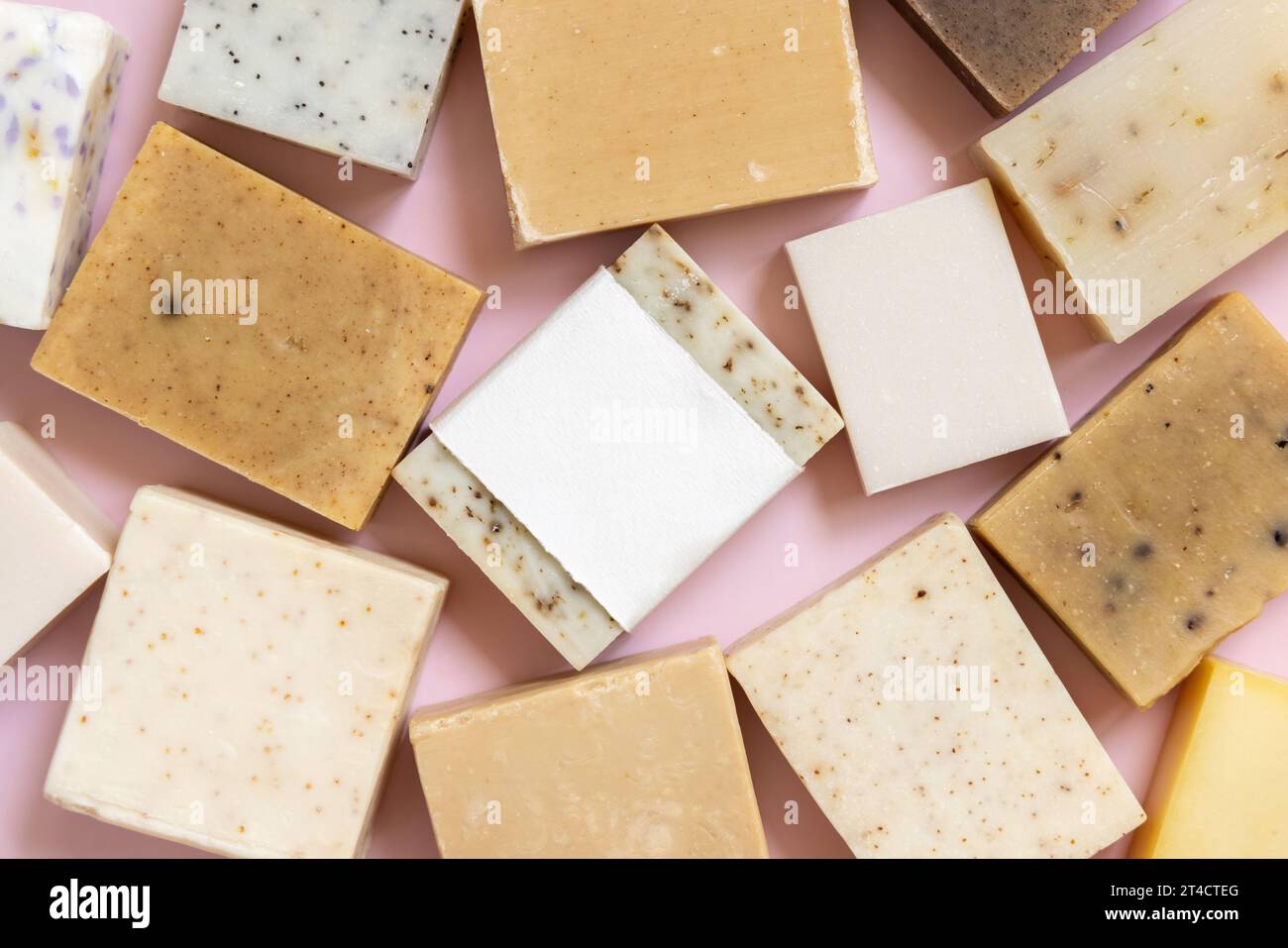 Beige und braune handgemachte Seifenriegel auf hellrosa Draufsicht, Seifenverpackungsmockup, Kopierraum. Natürliche pflanzliche Produkte für Gesichts- und Körperpflege. Usin Stockfoto
