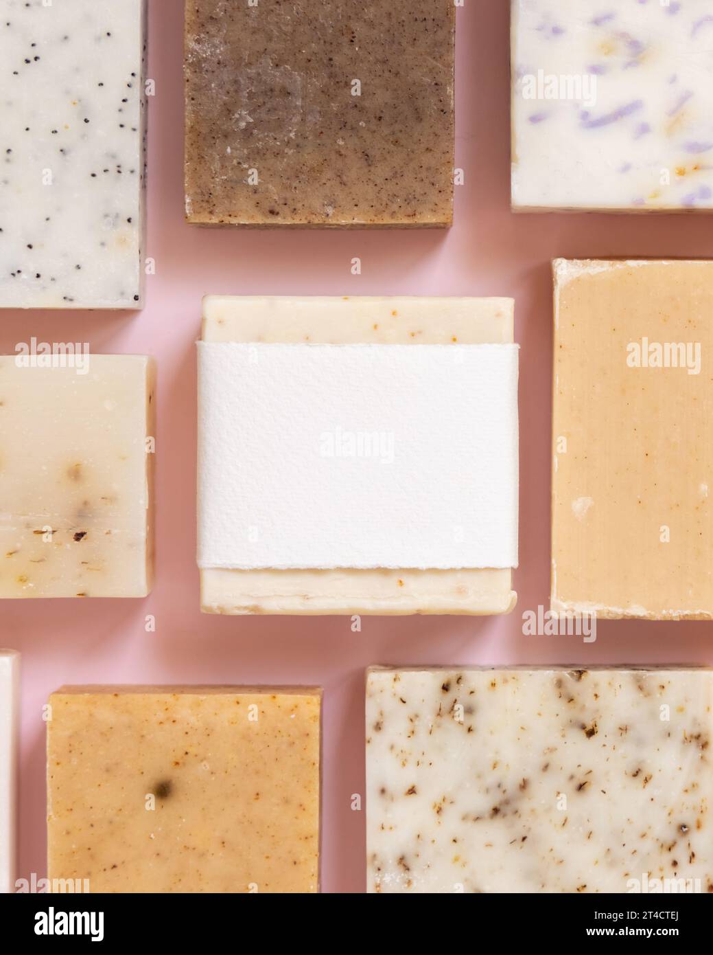 Beige und braune handgemachte Seifenriegel auf hellrosa Draufsicht, Seifenverpackungsmockup, Kopierraum. Natürliche pflanzliche Produkte für Gesichts- und Körperpflege. Usin Stockfoto