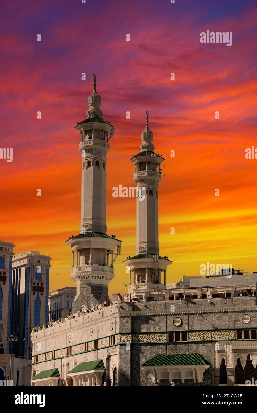 Die Minarette der mekkanischen Kaaba. Sonnenuntergangsfilter. Stockfoto