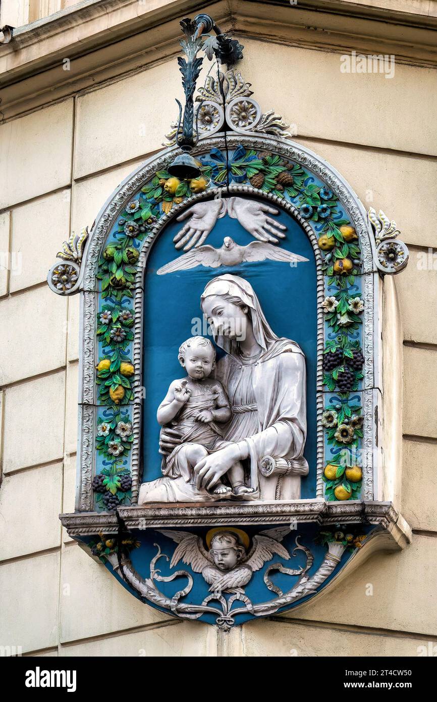 Madonna und Kind aus Keramik in Via Sistina, Rom, Italien Stockfoto