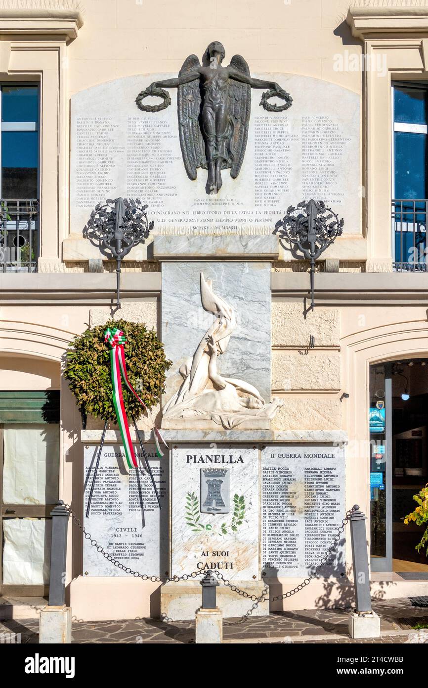 Denkmal für die Gefallenen des Ersten Weltkriegs an der Fassade des Palazzo de Caro, Pianella, Italien Stockfoto