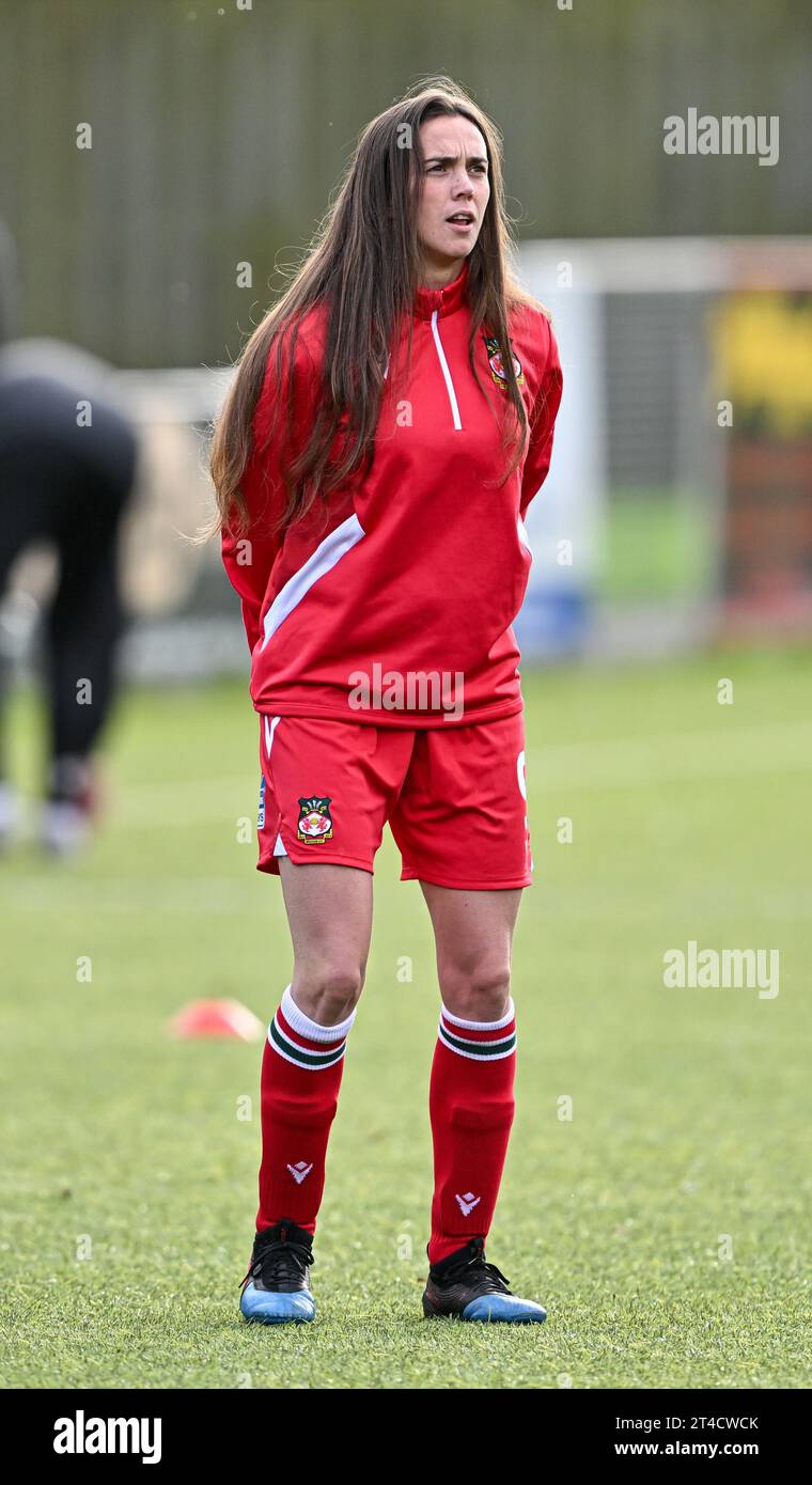 Rhosymedre, Wrexham County Borough, Wales. Oktober 2023. Wrexham's Rosie Hughes wärmt vor dem Spiel auf, während Wrexham Association Football Club Women V The New Saints of Oswestry Town & Llansantffraid Football Club/The New Saints Women im Y Stadiwm Roc/The Rock Stadium, im Genero Adran Premier. (Kreditbild: ©Cody Froggatt/Alamy Live News) Stockfoto