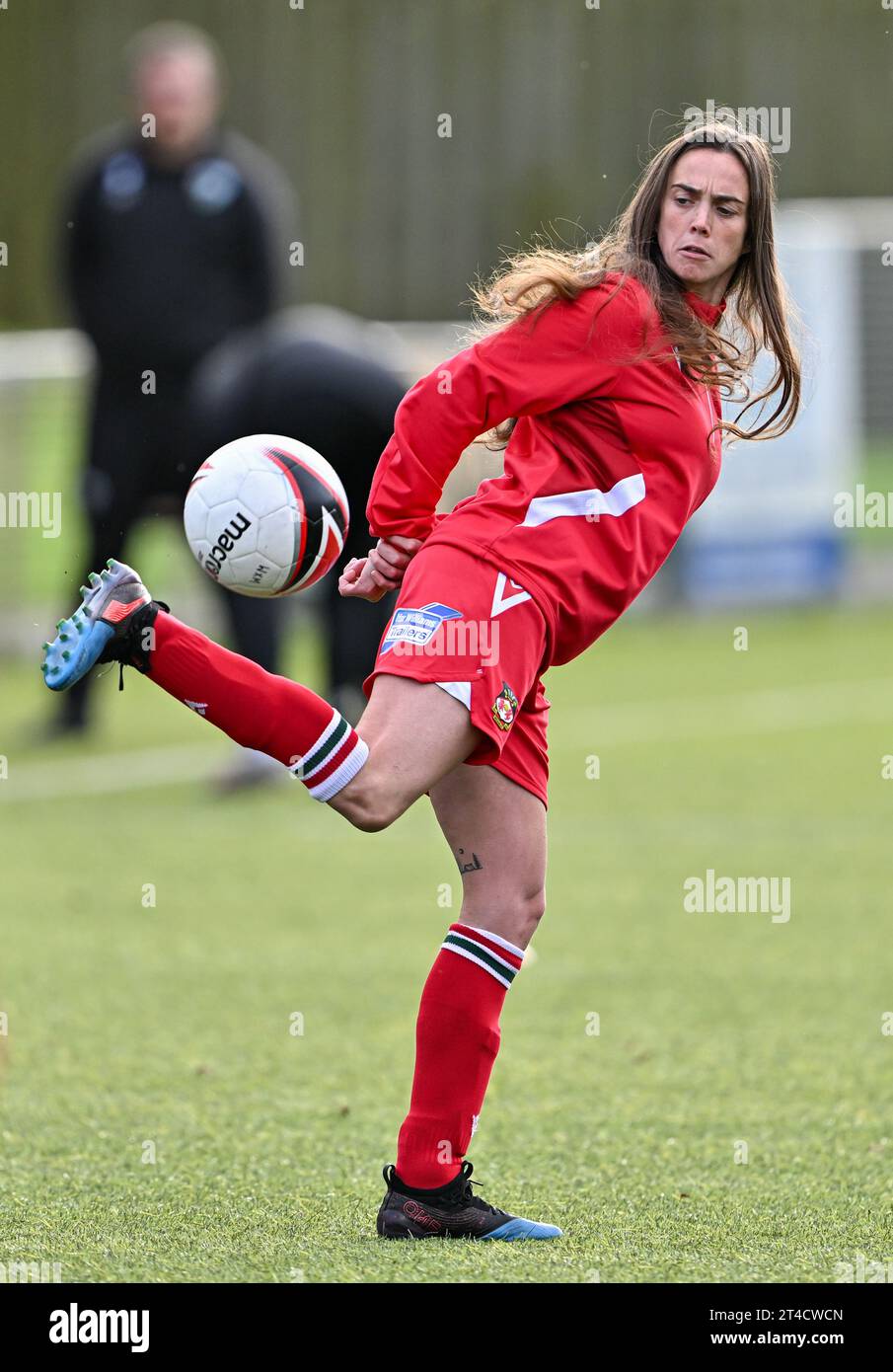 Rhosymedre, Wrexham County Borough, Wales. Oktober 2023. Wrexham's Rosie Hughes wärmt vor dem Spiel auf, während Wrexham Association Football Club Women V The New Saints of Oswestry Town & Llansantffraid Football Club/The New Saints Women im Y Stadiwm Roc/The Rock Stadium, im Genero Adran Premier. (Kreditbild: ©Cody Froggatt/Alamy Live News) Stockfoto